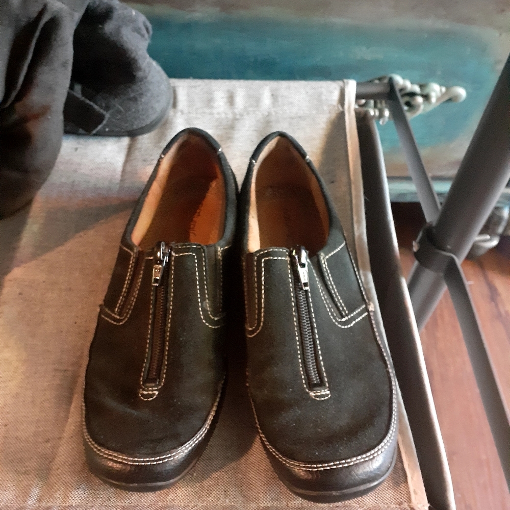 Natralizer slip on black flats with zippers. Very comfortable!!Good condition!